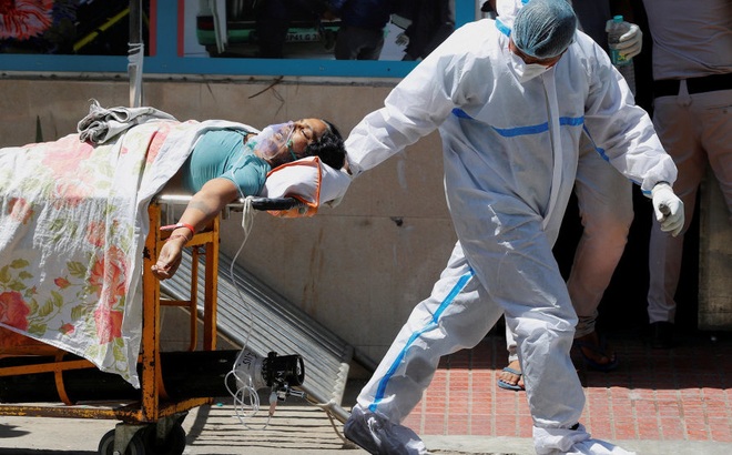 Nhân viên y tế chuyển bệnh nhân mắc COVID-19 tại một bệnh viện ở New Delhi, Ấn Độ ngày 24/4. Ảnh: Reuters