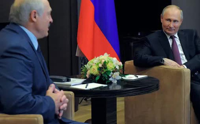 Tổng thống Belarus Lukashenko gặp Tổng thống Nga Putin tại TP Sochi. Ảnh: AP