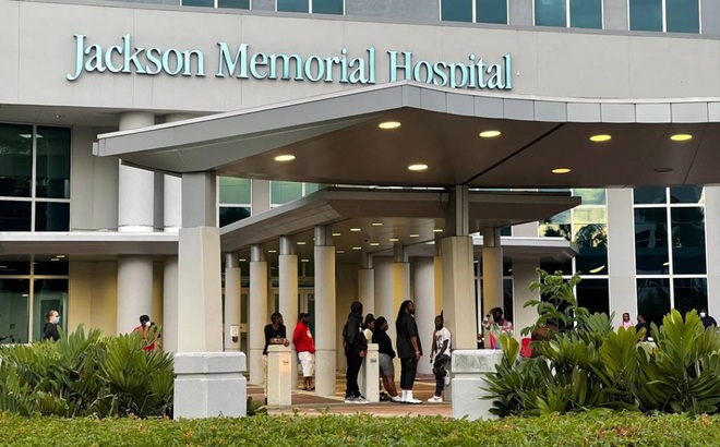 Bạn bè và người thân các nạn nhân vụ xả súng đứng chờ bên ngoài một bệnh viện ở Miami, Florida. Ảnh: Miami Herald