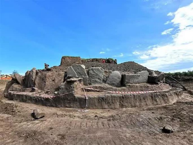 Đào đường, phát hiện đài thiên văn 5.500 tuổi bao vây loạt mộ cổ - Ảnh 1.