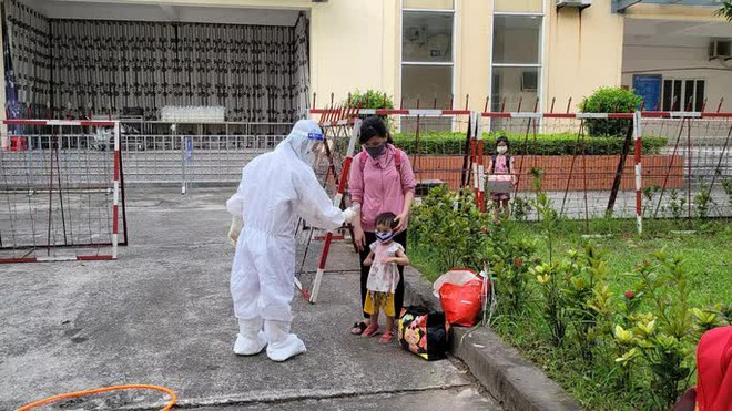 Mồ hôi ròng ròng, bỏng rát trong bộ đồ bảo hộ dưới nắng nóng gần 40 độ C ở tâm dịch - Ảnh 7.