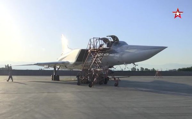 Máy bay ném bom Tu-22M3 của Nga hạ cánh ở căn cứ Hmeymin/Syria. Nguồn: Sina.