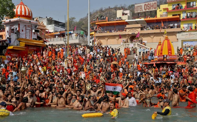 Những người theo đạo Hindu tập trung đông đúc trong lễ hội Kumbh Mela bên bờ sông Hằng. Ảnh: Reuters