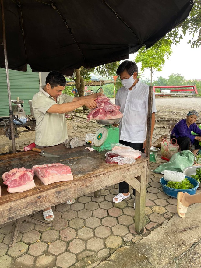 Ông Đoàn Ngọc Hải tự tay mua 50kg thịt heo loại ngon nhất ...