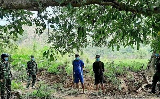 Lực lượng Đồn Biên phòng Hướng Lập phát hiện 2 người dân địa phương vượt biên trái phép để đưa gạo sang Lào.
