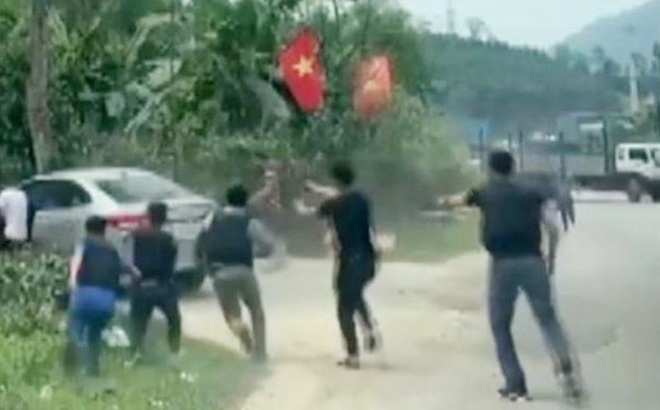 Hàng chục cảnh sát nổ súng cảnh cáo, truy bắt Nguyễn Ngọc Nam (Ảnh cắt từ clip).