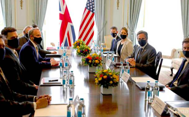 Đoàn Mỹ và Anh do hai ngoại trưởng đứng đầu có cuộc gặp trước thềm hội nghị bộ trưởng của G7. (Ảnh: AP)