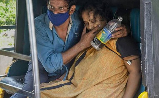 Một bệnh nhân Covid-19 được đưa tới bệnh viện King Gorge ở TP Visakhapatnam hôm 3-6. Ảnh: The Hindu
