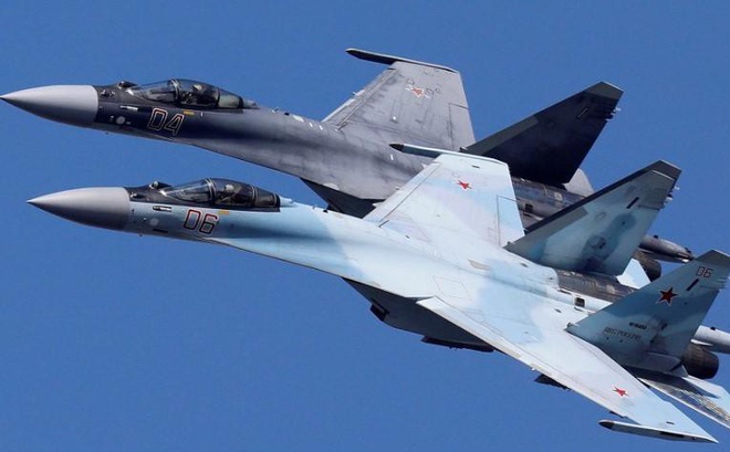 Máy bay tiêm kích Sukhoi Su-35 của đội nhào lộn trên không Sokoly Rossii (Chim ưng Nga) bay theo đội hình trong buổi diễn tập cho một buổi trình diễn trên không ở Krasnoyarsk, Nga (Ilya Naymushin / Reuters)