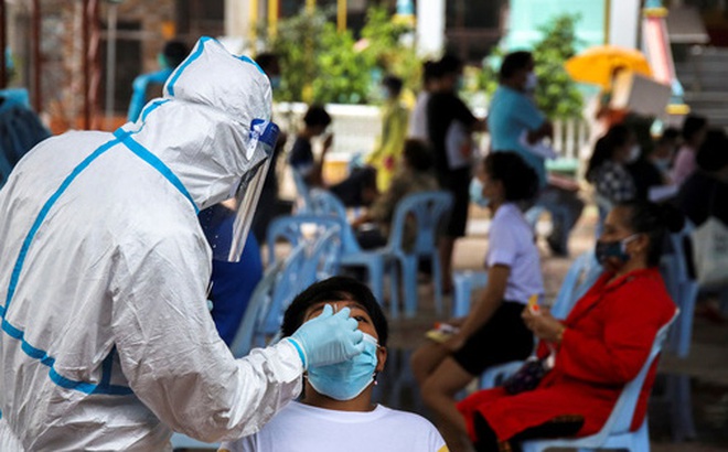 Nhân viên y tế lấy mẫu xét nghiệm Covid-19 tại thủ đô Bangkok - Thái Lan hôm 3-5 Ảnh: REUTERS