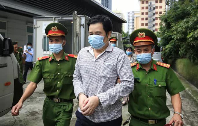 CLIP: Dẫn giải các bị cáo vụ án Nhật Cường tới toà - Ảnh 1.