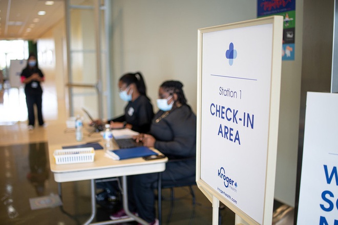 CDC Mỹ ph&aacute;t hiện nguy&ecirc;n nh&acirc;n bất ngờ g&acirc;y phản ứng vaccine COVID-19 - Ảnh 1.