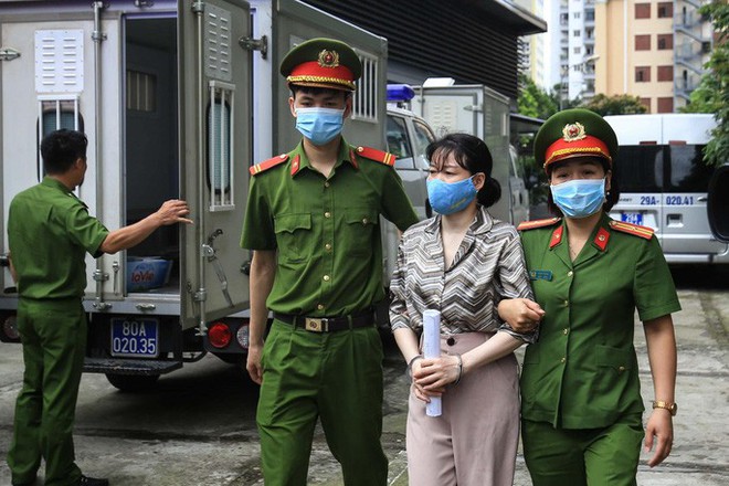 CLIP: Dẫn giải các bị cáo vụ án Nhật Cường tới toà - Ảnh 3.