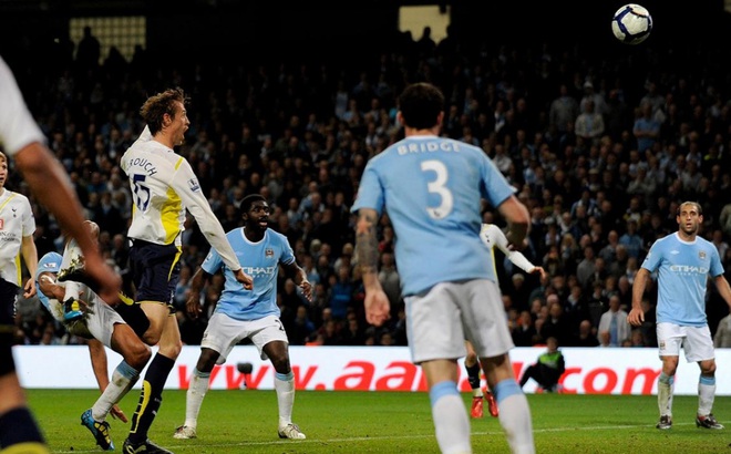 Khoảnh khắc Peter Crouch đánh đầu ghi bàn giúp Tottenham hạ Man City để lần đầu có vé dự Champions League ngày này 11 năm trước. (Ảnh: Getty).