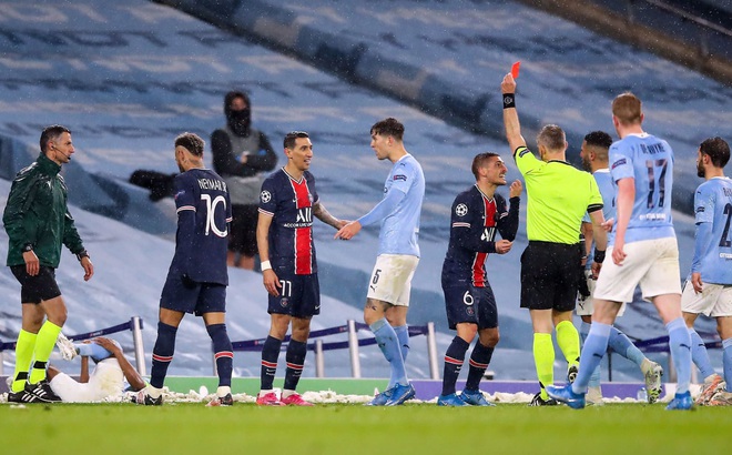 Fernandinho cũng xứng đáng bị đuổi