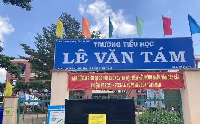 Trường Tiểu học Lê Văn Tám nơi có 1 học sinh thuộc diện F1. Sáng nay, ngành y tế đã phun xịt khử khuẩn hoá chất phòng chống Covid