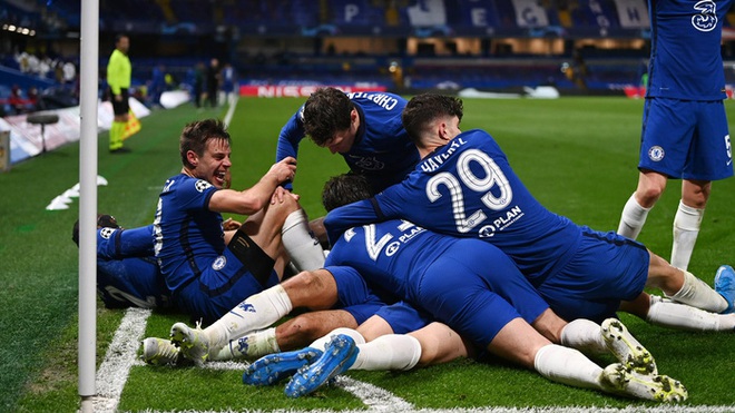 Chùm ảnh: Cầu thủ Chelsea sung sướng tột độ với tấm vé chơi chung kết Champions League - Ảnh 1.