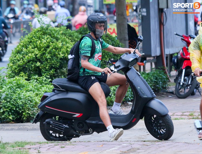 Lee Nguyễn cực ngầu khi tự đi xe gắn máy đến buổi tập của CLB TP.HCM - Ảnh 1.