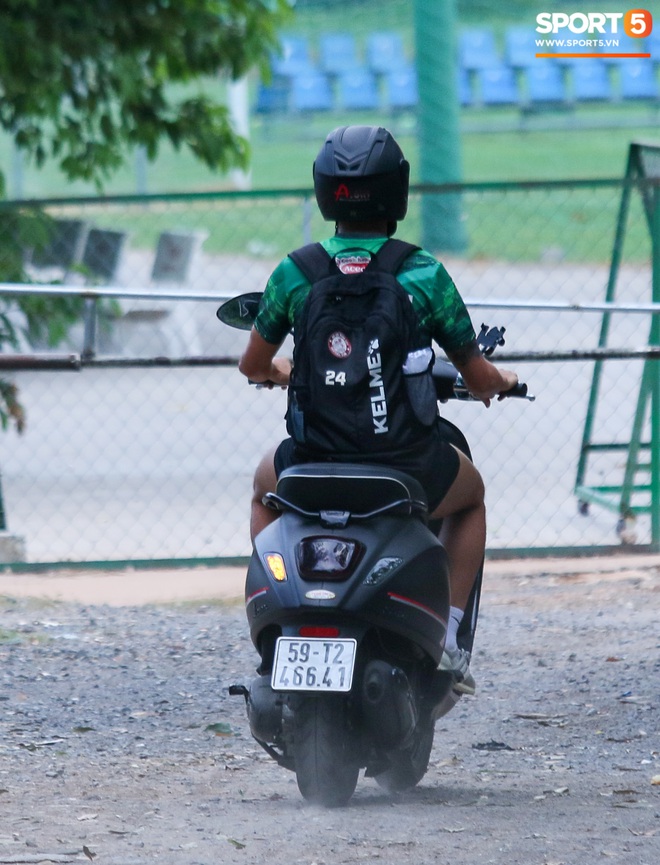 Lee Nguyễn cực ngầu khi tự đi xe gắn máy đến buổi tập của CLB TP.HCM - Ảnh 2.