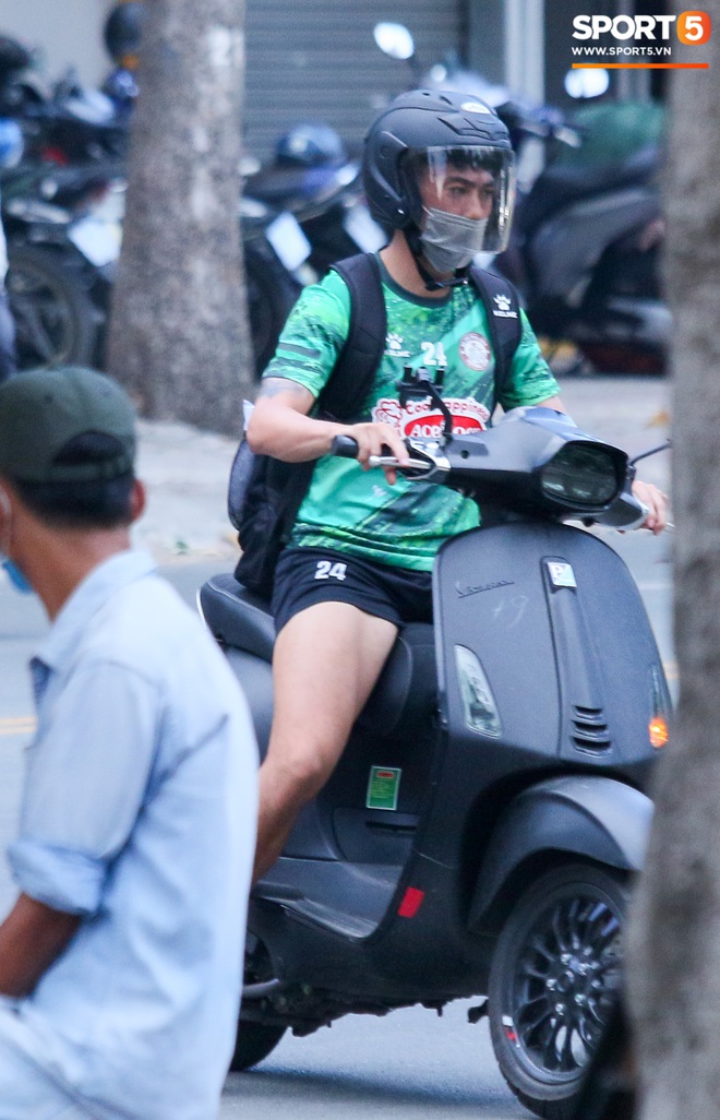 Lee Nguyễn cực ngầu khi tự đi xe gắn máy đến buổi tập của CLB TP.HCM - Ảnh 3.