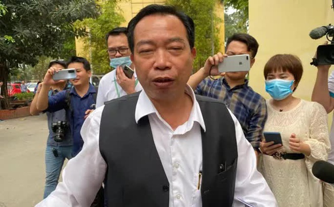Ông Vương Văn Tịnh trong vòng vây của phóng viên ngày 1-4 - Ảnh: Tiền phong