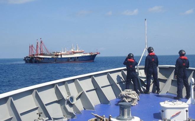 Thành viên Lực lượng bảo vệ bờ biển Philippines (PCG) theo dõi một số tàu nghi là tàu dân quân Trung Quốc trên biển Đông hôm 27-4. Ảnh: REUTERS