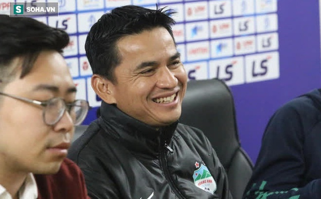 Kiatisuk nhận vinh dự đặc biệt từ FIFA, không danh thủ Việt Nam nào sánh bằng