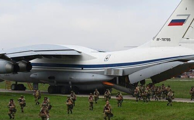 Quân đội Nga hồi tháng trước ở Taganrog, Nga, gần biên giới với Ukraine. AP