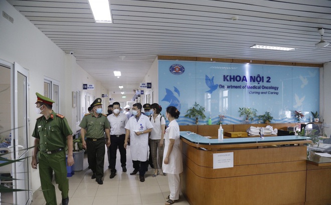 Kiểm tra việc thực hiện các quy định phòng chống dịch Covid-19 tại Bệnh viện K - Ảnh: Trần Hà