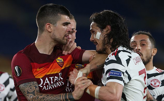 Cavani quyết ăn thua đủ với cầu thủ Roma