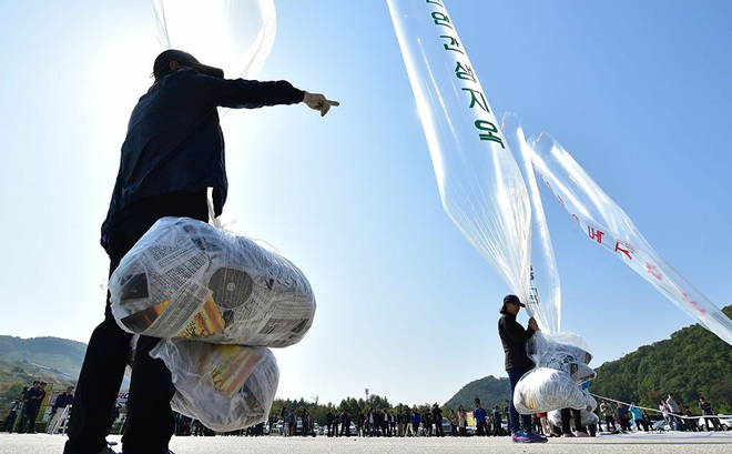 Các nhà hoạt động Hàn Quốc chuẩn bị thả bóng bay mang theo tờ đơn tuyên truyền tại Paju, phía Bắc Seoul sang Triều Tiên. Ảnh: AFP