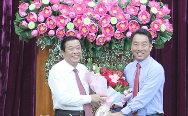 Chủ tịch UBND tỉnh Vĩnh Long tặng hoa, chúc mừng tân Bí thư Tỉnh ủy Vĩnh Long Bùi Văn Nghiêm.