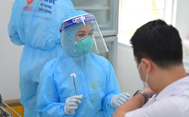 Một nhân viên y tế tử vong sau khi tiêm vắc xin Covid-19