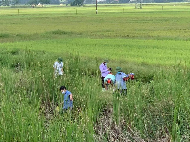 Vụ mẹ ôm con gái 7 tuổi lên đường ray lúc tàu sắp đến: Thi thể cháu bé có vết cắt sâu ở tay trái - Ảnh 3.