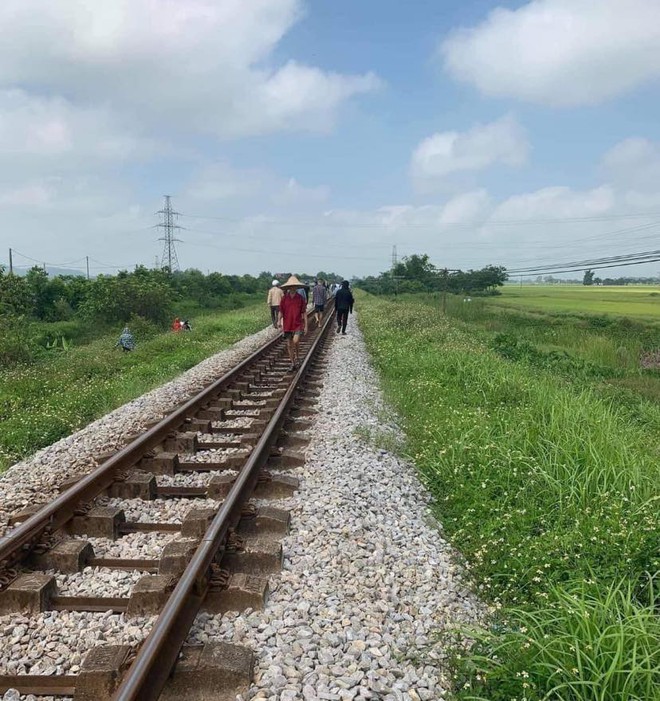 Vụ mẹ ôm con 7 tuổi đi lên đường ray, cháu bé tử vong bất thường: Nghi vấn mẹ sát hại con từ trước - Ảnh 1.