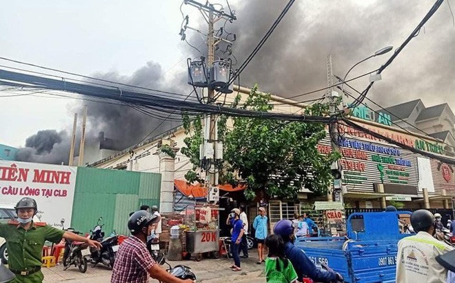 Hiện trường vụ cháy trên đường Lạc Long Quân, quận 11, TP HCM chiều 7-5