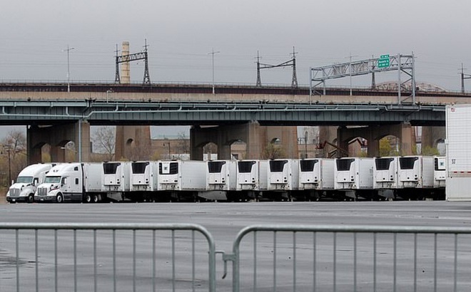 Hàng trăm thi thể nạn nhân Covid-19 ở Mỹ vẫn chất trong xe đông lạnh từ tháng 4. Ảnh: Reuters