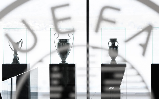 Hình ảnh trong tuyên bố của UEFA, bao gồm những chiếc cúp danh giá của tổ chức này