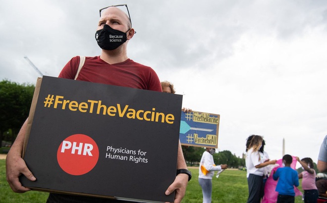Người biểu tình tại Washington, DC, kêu gọi Mỹ chia sẻ công thức chế vaccine cho thế giới, ngày 5/5/2021. Ảnh: AFP/Getty Images