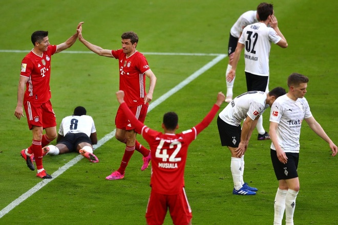 Bayern hủy diệt đối thủ khó chơi 6-0 mừng chức vô địch Bundesliga - Ảnh 2.