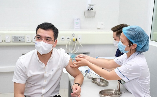 TS Hà Anh Đức- Chánh Văn phòng Bộ Y tế tiêm vắc xin phòng COVID-19 Ảnh: Trần Minh