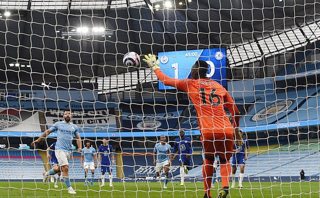 Mendy dễ dàng bắt cú đá của Aguero