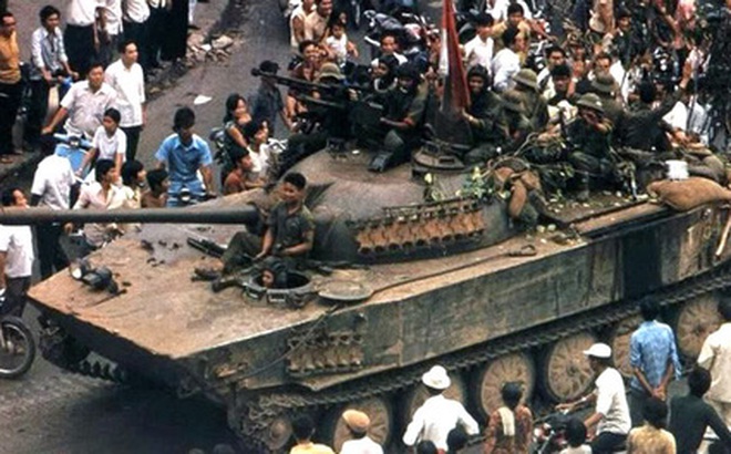 Xe tăng Quân giải phóng tiến vào Sài Gòn.
