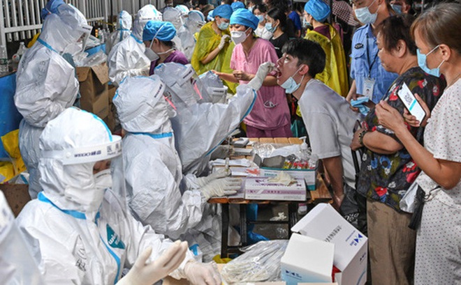 Nhân viên y tế khẩn trương lấy mẫu xét nghiệm người dân tại TP Quảng Châu, tỉnh Quảng Đông - Trung Quốc hôm 30-5 Ảnh: REUTERS