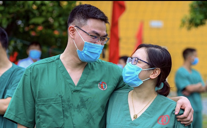 Vợ chồng bác sĩ trẻ Mai Anh - Hoàng Điệp ngày lên đường đến Bắc Giang