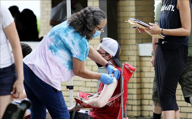 Nhân viên y tế tiêm vaccine ngừa COVID-19 cho người dân tại bang Louisiana, Mỹ ngày 29/5/2021. Ảnh: THX/TTXVN