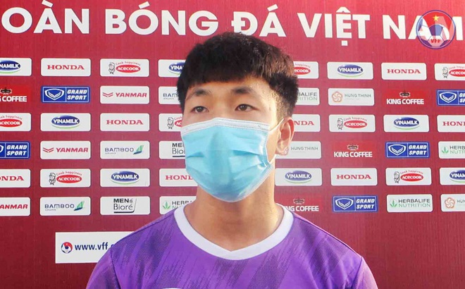Huỳnh Công Đến hết lời khen ngợi những phẩm chất chơi bóng của Hai Long (Ảnh: VFF).
