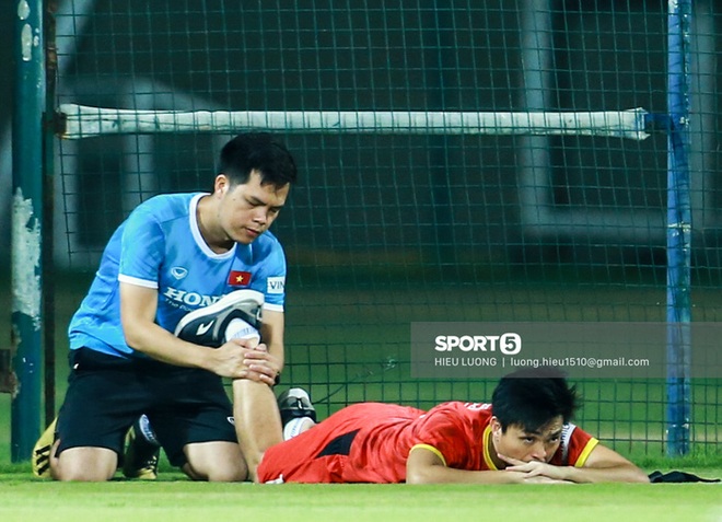 Tuấn Anh giật mình vì bị Quang Hải ngã đè lên người khi tập riêng - Ảnh 1.