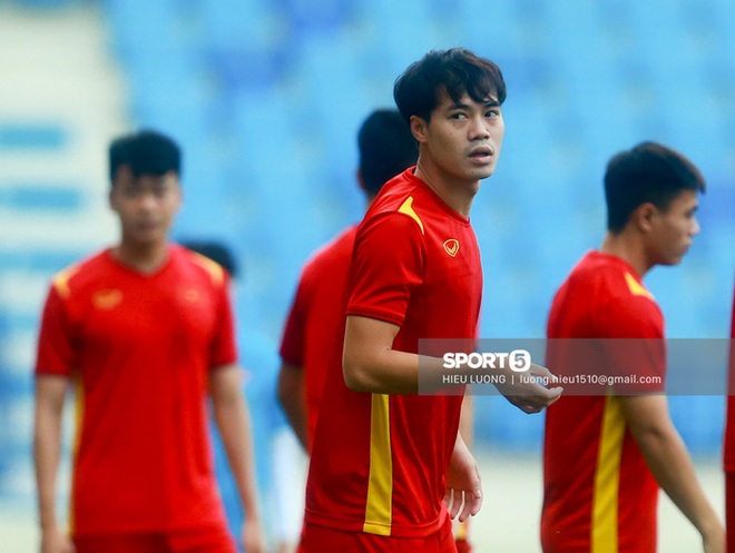 Tuấn Anh không ra sân tập trước trận Việt Nam - Malaysia - Ảnh 2.