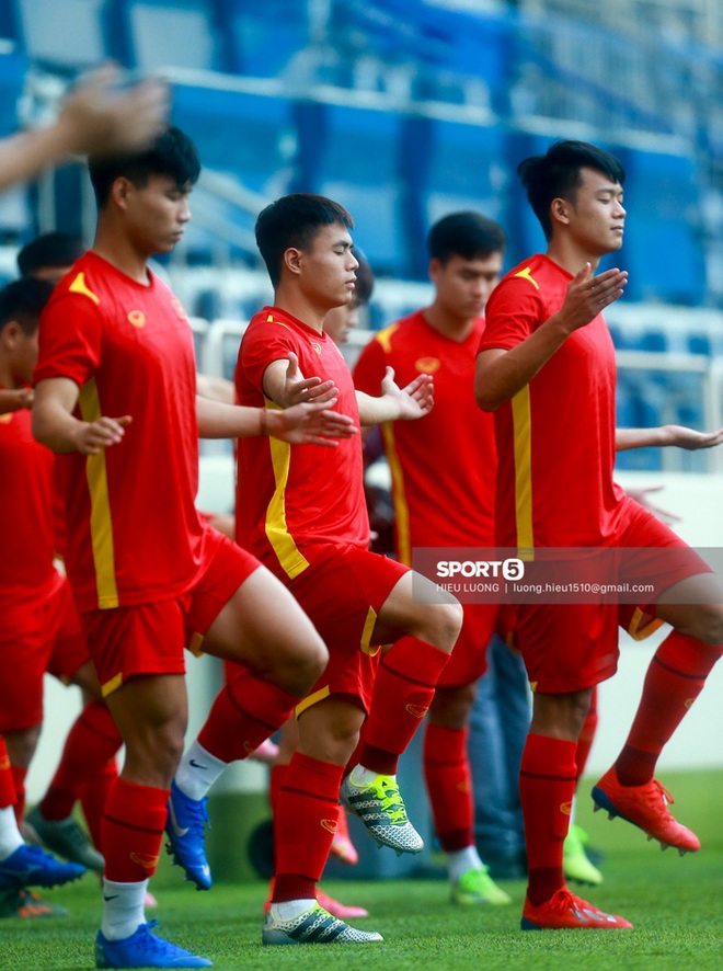 Tuấn Anh không ra sân tập trước trận Việt Nam - Malaysia - Ảnh 4.